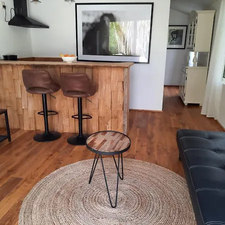 펜션 Arthouse Lola