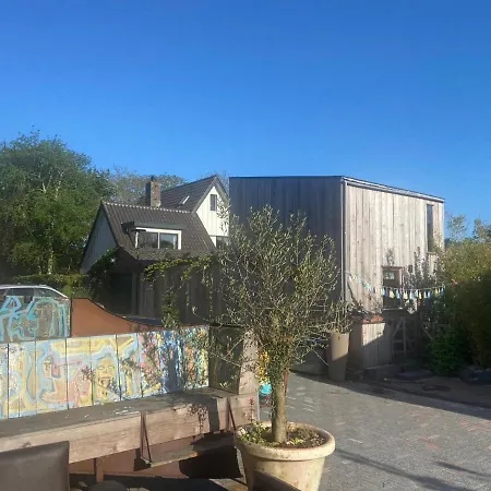 펜션 Arthouse Lola